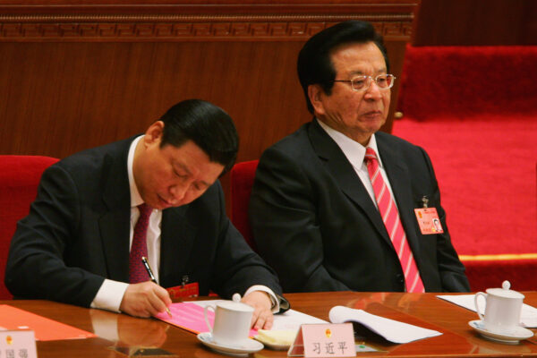 Ảnh tư liệu về Phó chủ tịch Trung Quốc đương thời Tăng Khánh Hồng (phải) đang nhìn trong khi Ủy viên Bộ Chính trị đương thời Tập Cận Bình (bên trái) điền vào lá phiếu của mình trong phiên họp toàn thể lần thứ năm của Đại hội Đại biểu Nhân dân Toàn quốc, tức Quốc hội, tại Đại lễ đường Nhân dân vào ngày 15/03/2008 tại Bắc Kinh. (Ảnh: Feng Li/Getty Images)