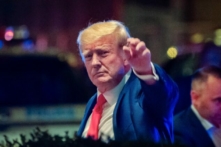 Cựu Tổng thống Hoa Kỳ Donald Trump đến tòa Trump Tower một ngày sau khi các đặc vụ FBI đột kích vào dinh thự Mar-a-Lago Palm Beach của ông, ở Thành phố New York, Hoa Kỳ, vào ngày 09/08/2022. (Ảnh: Reuters/David ‘Dee’ Delgado)