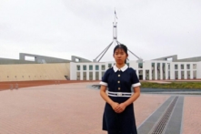 Cô Leah Guo bên ngoài Tòa nhà Quốc hội ở Canberra, Úc, vào tháng 04/2023. (Ảnh đăng dưới sự cho phép của Richard Szabo)