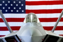 Một chiến đấu cơ tàng hình Lockheed Martin F-22 Raptor của Không quân Hoa Kỳ tại Căn cứ chung Langley-Eustis ở Hampton, Virginia, vào ngày 15/12/2015. (Ảnh: Saul Loeb/AFP qua Getty Images)