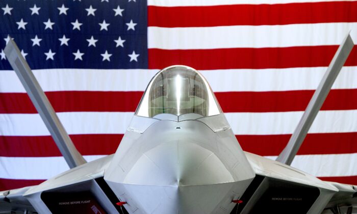 Một chiến đấu cơ tàng hình Lockheed Martin F-22 Raptor của Không quân Hoa Kỳ tại Căn cứ chung Langley-Eustis ở Hampton, Virginia, vào ngày 15/12/2015. (Ảnh: Saul Loeb/AFP qua Getty Images)