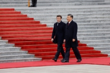 Lãnh đạo Trung Quốc Tập Cận Bình (phải) và Tổng thống Pháp Emmanuel Macron tham dự lễ đón chính thức tại Bắc Kinh hôm 06/04/2023. (Ảnh: Ludovic Marin/AFP qua Getty Images)
