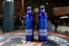 Các chai bia Bud Light đặt trên bàn ở khu vực bên phải trong trận đấu giữa đội Baltimore Orioles và Toronto Blue Jays tại Công viên Oriole ở Camden Yards ở Baltimore, Maryland, vào ngày 19/09/2019. (Hình ảnh: Rob Carr/Getty Images)