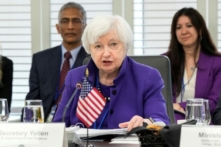 Bộ trưởng Ngân khố Janet Yellen tổ chức một cuộc thảo luận bàn tròn với các Bộ trưởng Tài chính từ các quốc gia đi vay và cổ đông để thảo luận về các cách “duy trì động lực để phát triển các ngân hàng phát triển đa phương, đáp ứng tốt hơn những thách thức hiện tại” tại Tòa nhà Quỹ Tiền tệ Quốc tế ở Hoa Thịnh Đốn, hôm 12/04/2023. (Ảnh: Ken Cedeno/Reuters)