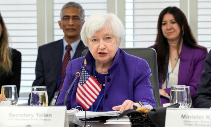 Bộ trưởng Ngân khố Janet Yellen tổ chức một cuộc thảo luận bàn tròn với các Bộ trưởng Tài chính từ các quốc gia đi vay và cổ đông để thảo luận về các cách “duy trì động lực để phát triển các ngân hàng phát triển đa phương, đáp ứng tốt hơn những thách thức hiện tại” tại Tòa nhà Quỹ Tiền tệ Quốc tế ở Hoa Thịnh Đốn, hôm 12/04/2023. (Ảnh: Ken Cedeno/Reuters)