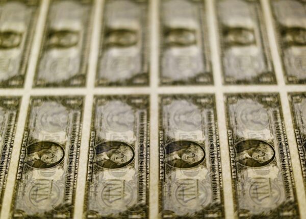 Tờ 1 USD được nhìn thấy trên một tấm bảng ánh sáng tại Cục Ấn Loát ở Hoa Thịnh Đốn, vào ngày 14/11/2014. (Ảnh: Gary Cameron/Reuters)