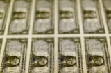Các tờ tiền 1 USD được đặt trên bàn ánh sáng tại Cục Ấn loát ở Hoa Thịnh Đốn, hôm 14/11/2014. (Ảnh: Gary Cameron/Reuters)