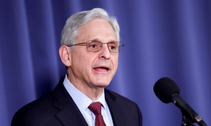 Tổng Chưởng lý Merrick Garland đưa ra nhận xét tại một sự kiện đánh dấu 60 năm ngày Gideon kiện Wainwright, tại Câu lạc bộ Báo chí Quốc gia hôm 16/03/2023, ở Hoa Thịnh Đốn. (Ảnh: Kevin Dietsch/Getty Images)