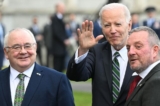 Tổng thống Joe Biden (ở giữa) phản ứng khi chụp ảnh cùng Chủ tịch Hạ viện Ireland Sean O Fearghail (bên trái) và Chủ tịch Thượng viện Ireland Jerry Buttimer, sau khi đến Leinster House, trụ sở của Nghị viện Ireland, ở Dublin, hôm 13/04/2023. (Ảnh: Jim Watson/AFP qua Getty Images)