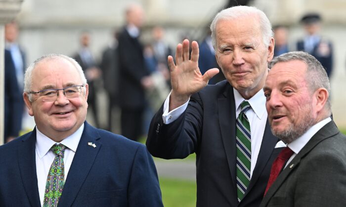 Tổng thống Joe Biden (ở giữa) phản ứng khi chụp ảnh cùng Chủ tịch Hạ viện Ireland Sean O Fearghail (bên trái) và Chủ tịch Thượng viện Ireland Jerry Buttimer, sau khi đến Leinster House, trụ sở của Nghị viện Ireland, ở Dublin, hôm 13/04/2023. (Ảnh: Jim Watson/AFP qua Getty Images)