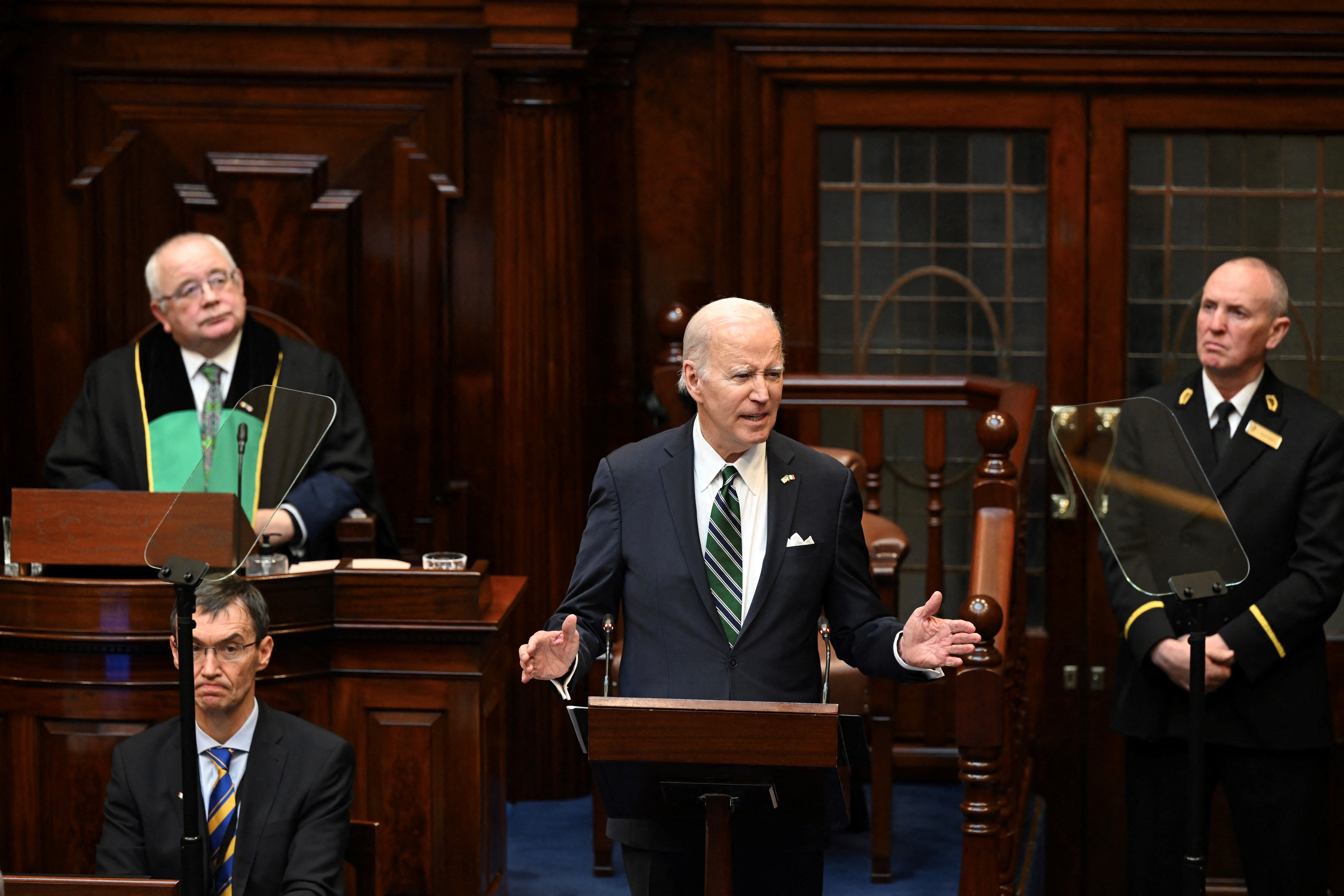 Tổng thống Hoa Kỳ Joe Biden trình bày trước quốc hội Ireland tại Leinster House ở Dublin, Ireland, hôm 13/04/2023. (Ảnh: Kenny Holston/POOL/AFP qua Getty Images)