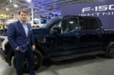 Giám đốc điều hành Ford Jim Farley chụp ảnh tại lễ ra mắt dòng xe bán tải chạy bằng điện Ford F-150 Lightning tại Trung tâm Xe điện Ford Rouge ở Dearborn, Michigan, hôm 26/04/2022. Loại xe này đắt hơn khoảng 10,000 USD so với dòng xe chạy bằng xăng F-150. (Ảnh: Bill Pugliano/Getty Images)