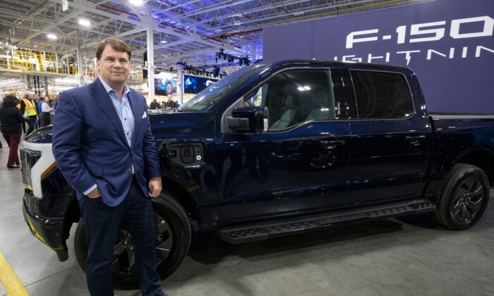 Giám đốc điều hành Ford Jim Farley chụp ảnh tại lễ ra mắt dòng xe bán tải chạy bằng điện Ford F-150 Lightning tại Trung tâm Xe điện Ford Rouge ở Dearborn, Michigan, hôm 26/04/2022. Loại xe này đắt hơn khoảng 10,000 USD so với dòng xe chạy bằng xăng F-150. (Ảnh: Bill Pugliano/Getty Images)