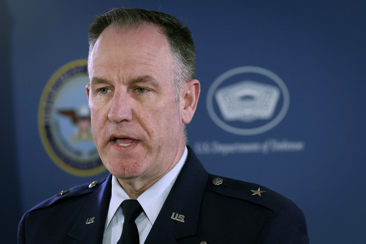 Phát ngôn viên Không Lực Ngũ Giác Đài Chuẩn tướng Patrick Ryder trả lời các câu hỏi trong một cuộc họp tại Ngũ Giác Đài ở Arlington, Virginia, hôm 16/03/2023. (Ảnh: Win McNamee/Getty Images)