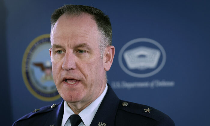 Phát ngôn viên Ngũ Giác Đài, Chuẩn Tướng Không quân Patrick Ryder, trả lời các câu hỏi trong một cuộc họp báo tại Ngũ Giác Đài ở Arlington, Virginia, hôm 16/03/2023. (Ảnh: Win McNamee/Getty Images)