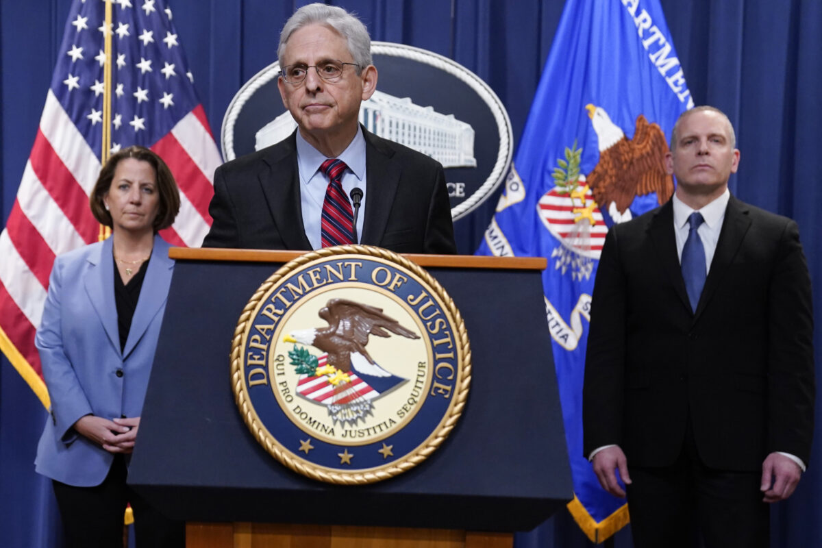 Tổng Chưởng lý Merrick Garland, cùng với Phó Tổng Chưởng lý Lisa Monaco (trái) và Phó Giám đốc FBI Paul Abbate, tại Bộ Tư pháp ở Hoa Thịnh Đốn hôm 13/04/2023. (Ảnh: Evan Vucci/AP Photo)