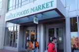Những người khách bộ hành đi ngang qua một cửa hàng Whole Foods đã đóng cửa ở San Francisco, hôm 12/04/2023. (Ảnh: Justin Sullivan/Getty Images)