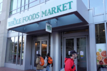 Những người khách bộ hành đi ngang qua một cửa hàng Whole Foods đã đóng cửa ở San Francisco, hôm 12/04/2023. (Ảnh: Justin Sullivan/Getty Images)