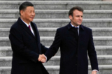 Chủ tịch Trung Quốc Tập Cận Bình (bên trái) bắt tay với người đồng cấp Pháp Emmanuel Macron khi họ tham dự lễ chào đón chính thức tại Bắc Kinh hôm 06/04/2023. (Ảnh: Ng Han Guan/POOL/AFP qua Getty Images)