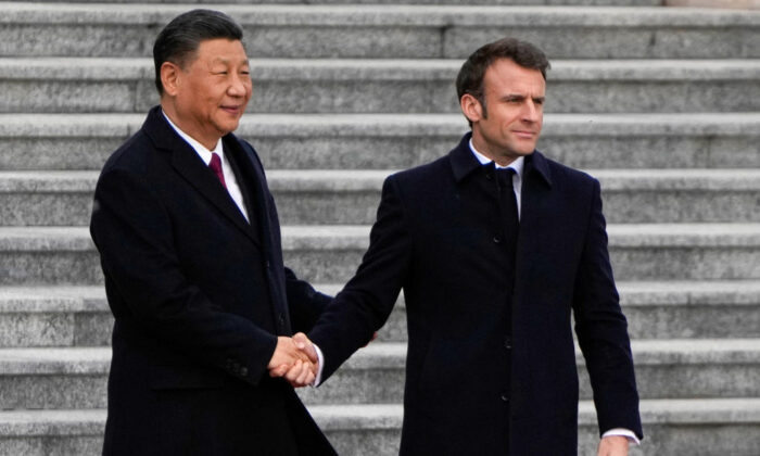 Chủ tịch Trung Quốc Tập Cận Bình (bên trái) bắt tay với người đồng cấp Pháp Emmanuel Macron khi họ tham dự lễ chào đón chính thức tại Bắc Kinh hôm 06/04/2023. (Ảnh: Ng Han Guan/POOL/AFP qua Getty Images)