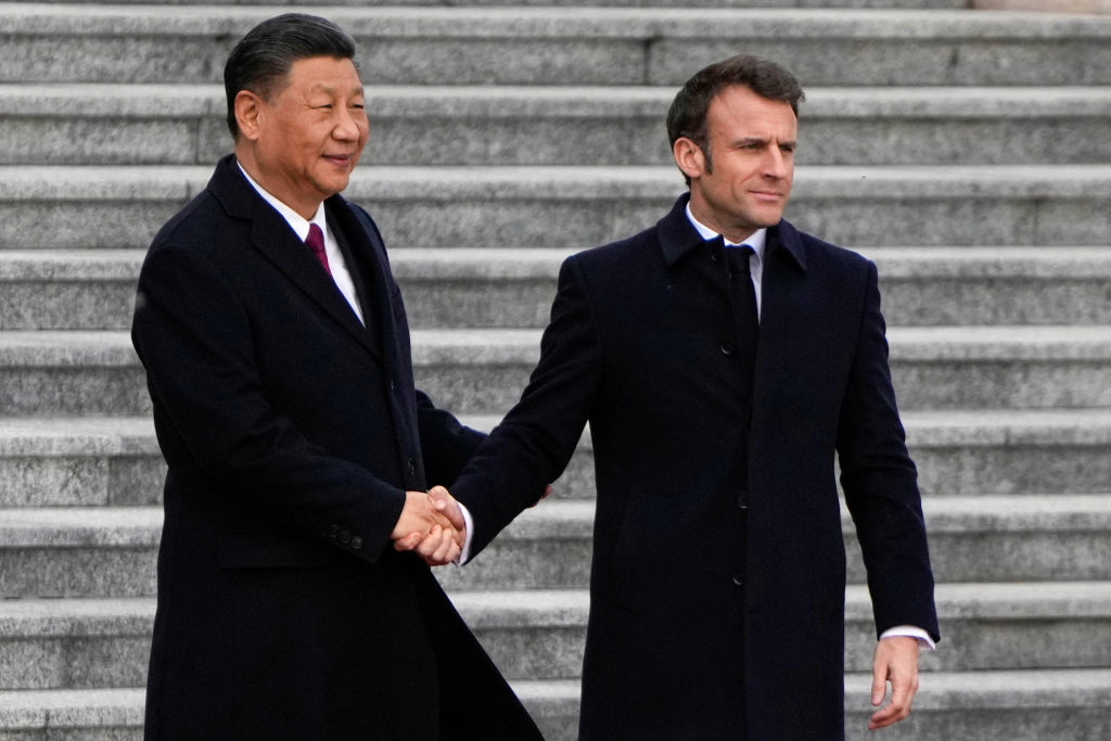 Lãnh đạo Trung Quốc Tập Cận Bình bắt tay người đồng cấp Pháp Emmanuel Macron khi họ tham dự lễ đón chính thức tại Bắc Kinh hôm 06/04/2023. (Ảnh: Ng Han Guan/Pool/AFP qua Getty Images)