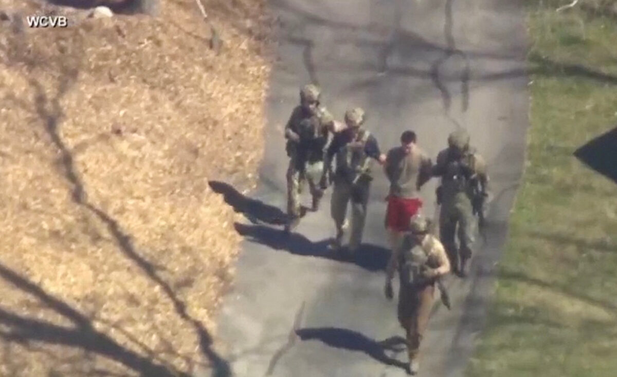 Các đặc vụ FBI bắt giữ Jack Teixeira bên ngoài một dinh thự trong hình ảnh được lấy từ video ở North Dighton, Massachusetts, hôm 13/04/2023. (Ảnh: WCVB-TV qua ABC qua Reuters)