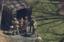 Các đặc vụ FBI bắt giữ Jack Teixeira bên ngoài một dinh thự trong hình ảnh được lấy từ video ở North Dighton, Massachusetts, hôm 13/04/2023. (Ảnh: WCVB-TV/qua ABC/qua Reuters)