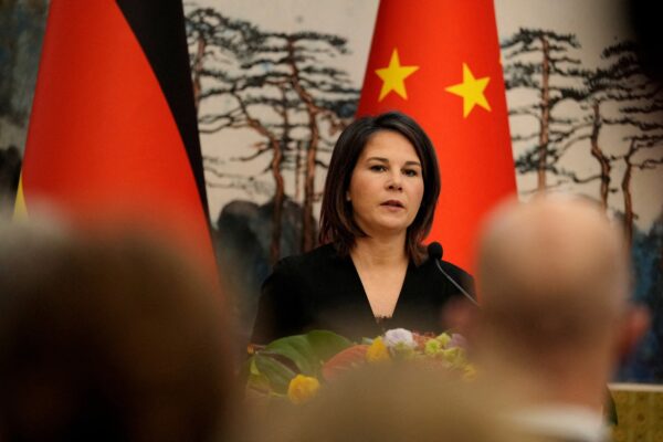 Ngoại trưởng Đức Annalena Baerbock trình bày trong một cuộc họp báo chung với Bộ trưởng Ngoại giao Trung Quốc Tần Cương tại Nhà khách Quốc gia Điếu Ngư Đài ở Bắc Kinh hôm 14/04/2023. (Ảnh: Suo Takekuma/Pool qua Reuters)