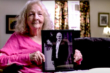 Bà Katherine Swidan, một cư dân Texas, cầm bức ảnh của con trai Mark, người đã bị giam giữ ở Trung Quốc trong một thập niên. (Ảnh: Được phép của gia đình Swidan)