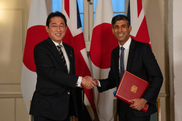 Thủ tướng Anh Rishi Sunak (phải) và Thủ tướng Nhật Bản Fumio Kishida bắt tay sau khi ký thỏa thuận quốc phòng tại Tháp London, ở London, Anh, hôm 11/01/2023. (Ảnh: Carl Court/Getty Images)