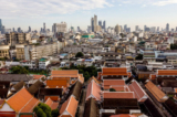 Toàn cảnh đường chân trời Bangkok nhìn từ chùa Wat Saket vào ngày 09/11/2021. (Ảnh: Jack Taylor/AFP)