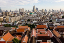 Toàn cảnh đường chân trời Bangkok nhìn từ chùa Wat Saket vào ngày 09/11/2021. (Ảnh: Jack Taylor/AFP)