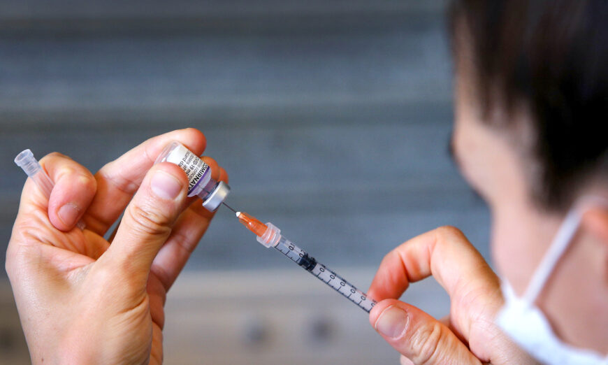 Nghiên cứu gây nhiều lo ngại: 4.2% lô vaccine COVID của Pfizer gây ra phần lớn biến cố bất lợi
