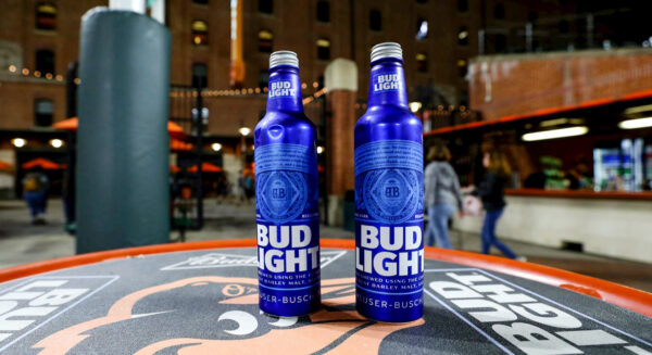 Các chai bia Bud Light đặt trên bàn ở khu vực bên phải trong trận đấu giữa đội Baltimore Orioles và Toronto Blue Jays tại Công viên Oriole ở Camden Yards ở Baltimore, Maryland, vào ngày 19/09/2019. (Ảnh: Rob Carr/Getty Images)