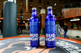 Các chai bia Bud Light đặt trên bàn ở khu vực bên phải trong trận đấu giữa đội Baltimore Orioles và Toronto Blue Jays tại Công viên Oriole ở Camden Yards ở Baltimore, Maryland, vào ngày 19/09/2019. (Hình ảnh: Rob Carr/Getty Images)