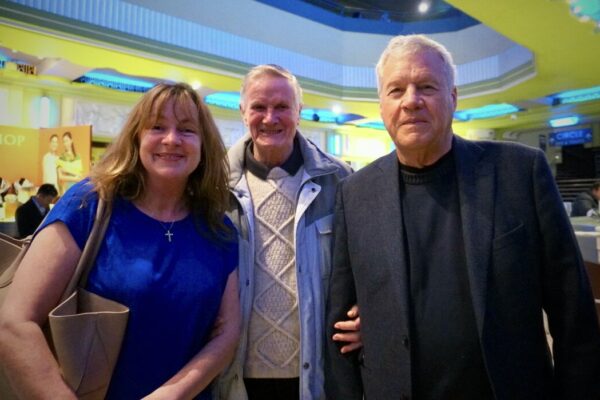 (Từ trái sang phải) Bà Jane MacDonald-Styslinger, cha bà, cùng phu quân của bà, ông Bill Styslinger thưởng thức Nghệ thuật Biểu diễn Shen Yun tại Trung tâm Eventim Apollo, London hôm 14/04/2023. (Ảnh: Mary Mann/The Epoch Times)