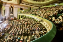 Đại gia đình thưởng lãm Shen Yun: ‘Chúng tôi đã đi 200 dặm để đến đây tối nay’