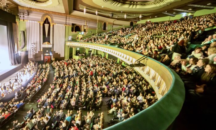 Đoàn Nghệ thuật Biểu diễn Shen Yun Lưu diễn chào khán giả trước khi hạ màn tại Trung Tâm Eventim Apollo, Luân Đôn hôm 14/04/2023. (Ảnh: Yuan Luo/NTD)