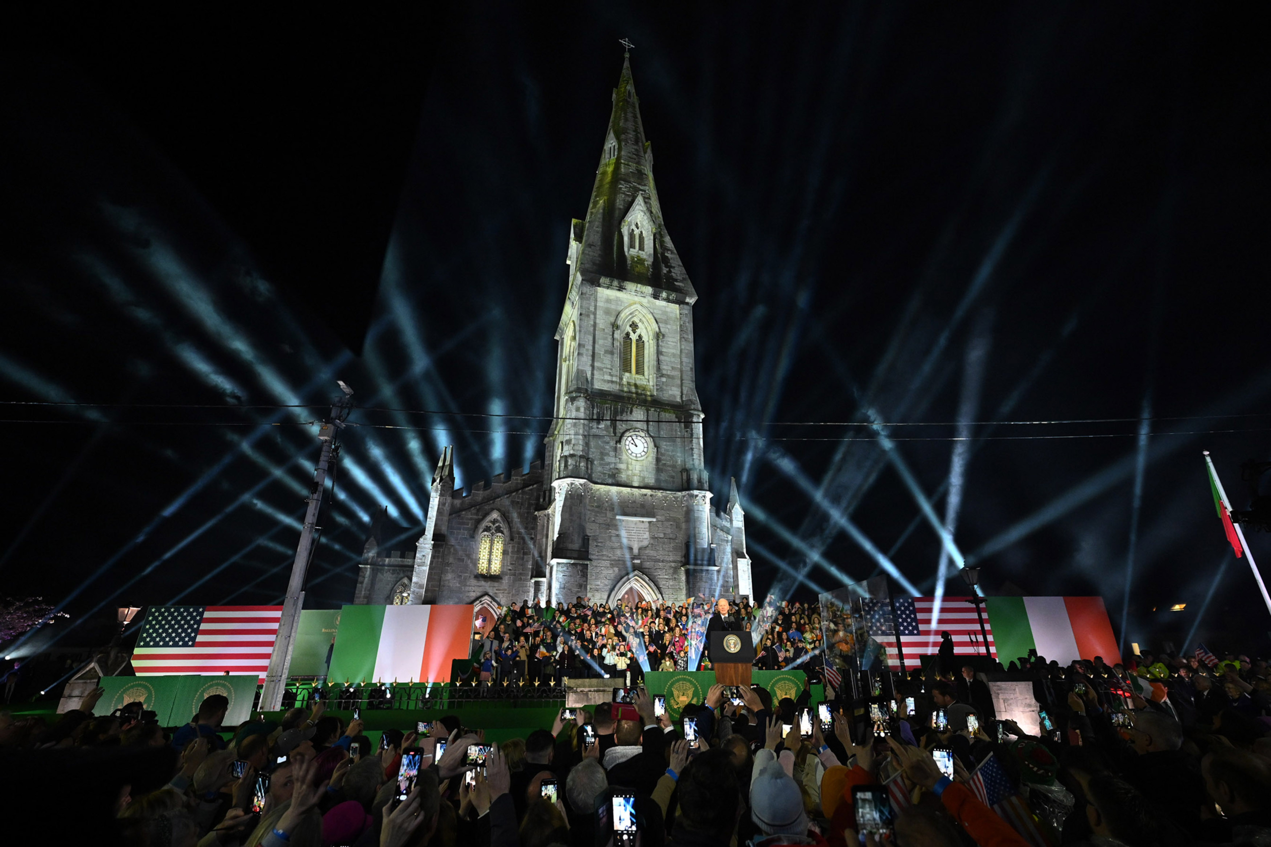 Tổng thống Joe Biden trình bày trước đám đông trong một sự kiện kỷ niệm tại Thánh đường St. Muredach ở Ballina, Ireland hôm 14/04/2023. (Ảnh: Leon Neal/Getty Images)