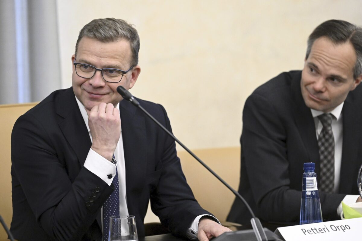 Chủ tịch Đảng Liên minh Quốc gia (NCP) Petteri Orpo (bên trái) và lãnh đạo nhóm nghị sĩ NCP Kai Mykkanen tham dự cuộc họp của các nhóm nghị sĩ Phần Lan tại Helsinki, Phần Lan, hôm 14/04/2023. (Ảnh: Heikki SAukkomaa/Lehtikuva qua AP)