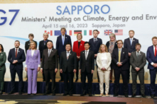 Bộ trưởng Bộ Kinh tế, Thương mại và Công nghiệp Nhật Bản Yasutoshi Nishimura, Bộ trưởng Môi trường Akihiro Nishimura và các khách mời đại diện khác tham dự phiên chụp ảnh lưu niệm trong khuôn khổ của Hội nghị Bộ trưởng G-7 về Khí hậu, Năng lượng, và Môi trường tại Sapporo, Nhật Bản, hôm 15/04/2023. (Ảnh: Kyodo qua Reuters)