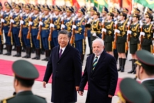Tổng thống Brazil Luiz Inacio Lula da Silva (phải) duyệt đội danh dự với lãnh đạo Trung Quốc Tập Cận Bình trong buổi lễ chào mừng được tổ chức bên ngoài Đại lễ đường Nhân dân ở Bắc Kinh, Trung Quốc, hôm 14/04/2023. (Ảnh: Ken Ishii/Pool/Getty Images)