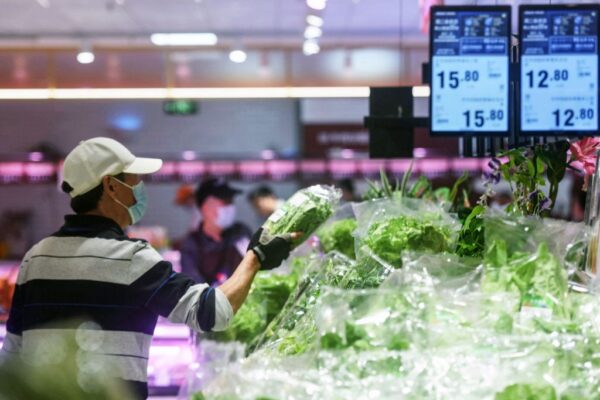 Một khách hàng mua rau tại một siêu thị ở Hàng Châu, tỉnh Chiết Giang ở phía đông Trung Quốc hôm 11/04/2023. (Ảnh: STR/AFP qua Getty Images)