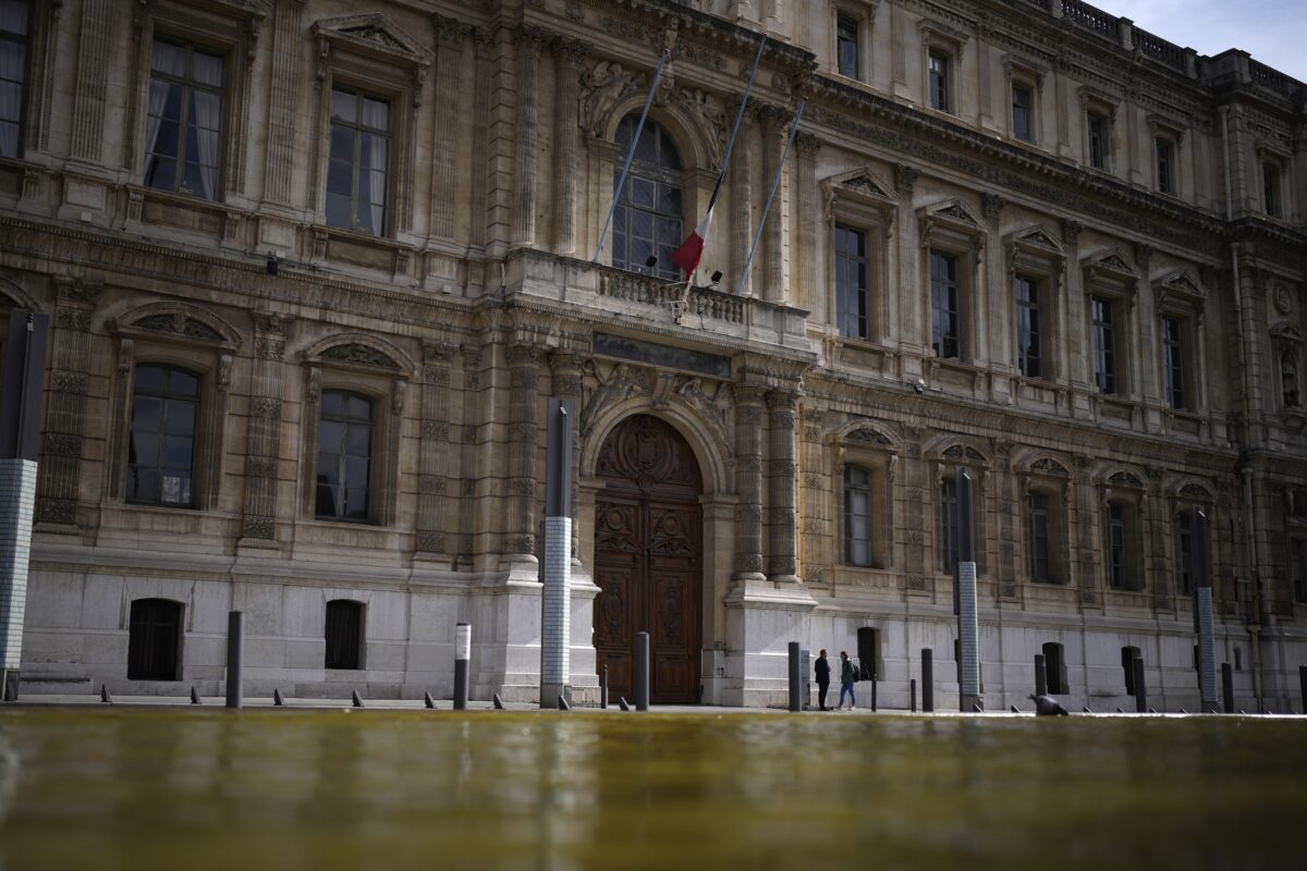 Tòa nhà chính phủ sau khi một đống đồng hồ đo khí gas bị ném xuống bên ngoài ở Marseille, miền nam nước Pháp, hôm 17/04/2023. (Ảnh: Daniel Cole/AP Photo)