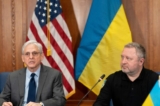 Tổng Chưởng lý Merrick Garland gặp Tổng Công tố Ukraine Andriy Kostin (Phải) tại Bộ Tư pháp ở Hoa Thịnh Đốn hôm 17/04/2023. (Ảnh: Stefani Reynolds/AFP qua Getty Images)