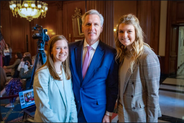 Các nữ vận động viên Chloe Satterfield (trái) và Macy Petty (phải) gặp Chủ tịch Hạ viện Kevin McCarthy hôm 01/02/2023, tại Hoa Thịnh Đốn. (Ảnh: Đăng dưới sự cho phép của Concerned Women of America)