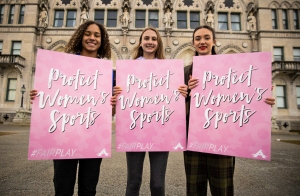 Các vận động viên Connecticut biểu tình để bảo vệ các môn thể thao dành cho nữ. (Ảnh: Đăng dưới sự cho phép của Liên minh Bảo vệ Tự do)