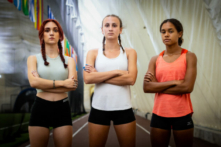 Các vận động viên Connecticut Selina Soule (trái), Chelsea Mitchell (giữa), và Alanna Smith (phải) đã đệ trình một đơn kiện liên bang vào năm 2020 với tư cách là các học sinh trung học để ngăn chặn nam giới tự nhận là nữ giới thi đấu trong các môn thể thao dành cho nữ. (Ảnh: Đăng dưới sự cho phép của Liên minh Bảo vệ Tự do)
