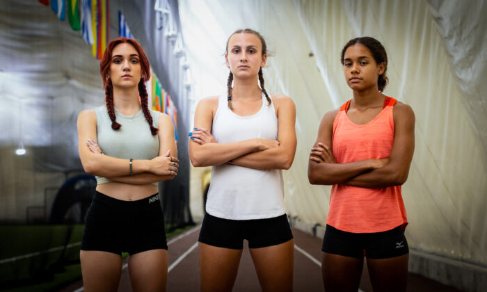 Các vận động viên Connecticut Selina Soule (trái), Chelsea Mitchell (giữa), và Alanna Smith (phải) đã đệ trình một đơn kiện liên bang vào năm 2020 với tư cách là các học sinh trung học để ngăn chặn nam giới tự nhận là nữ giới thi đấu trong các môn thể thao dành cho nữ. (Ảnh: Đăng dưới sự cho phép của Liên minh Bảo vệ Tự do)
