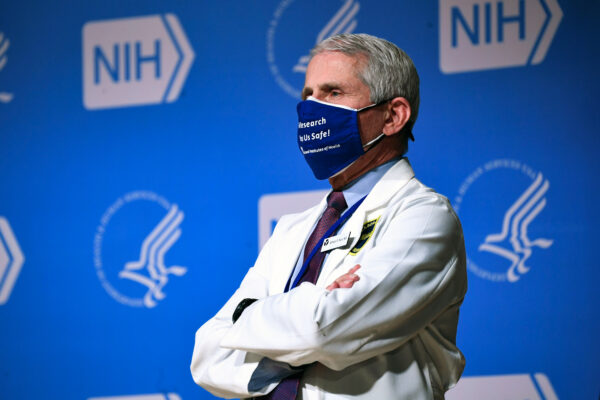Giám đốc NIAID, Tiến sĩ Anthony Fauci, lắng nghe Tổng thống Joe Biden (ngoài khung hình) trình bày trong chuyến thăm Viện Y tế Quốc gia (NIH) ở Bethesda, Maryland, vào ngày 11/02/2021. (Ảnh: Saul Loeb/AFP qua Getty Images )